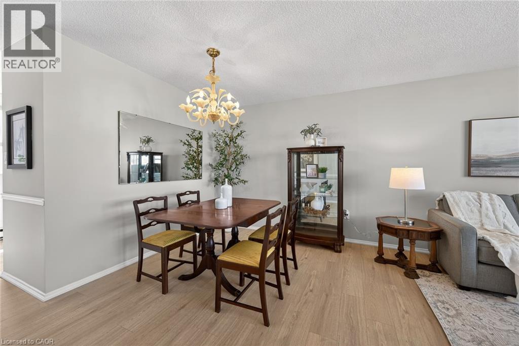 700 Dynes Road Unit# 904, Burlington, ON - Indoor Photo Showing Dining Room
