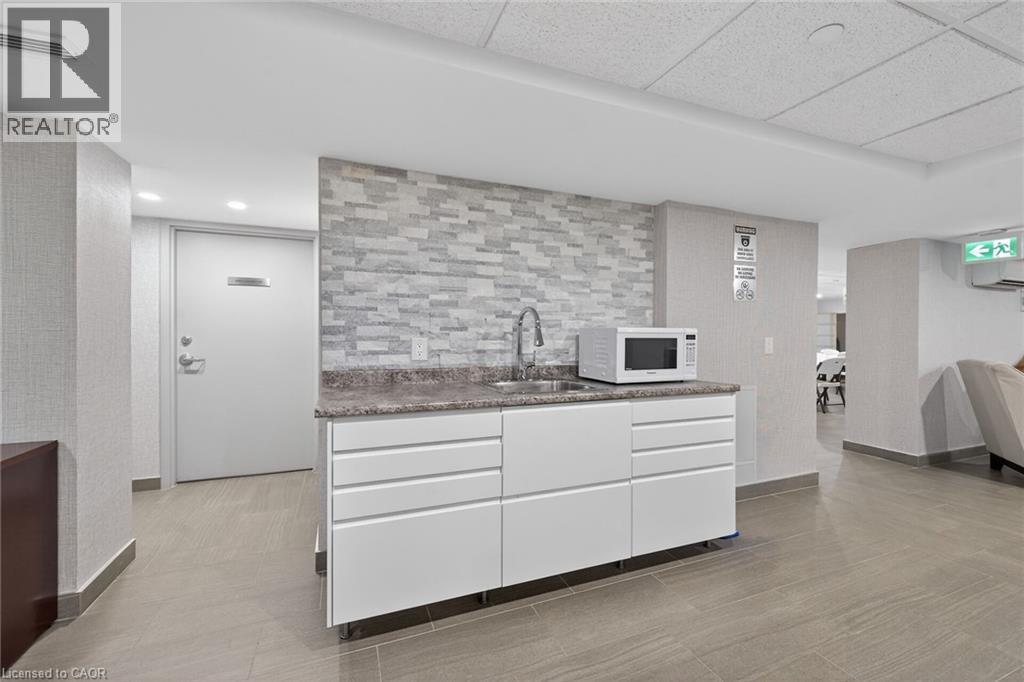 700 Dynes Road Unit# 904, Burlington, ON - Indoor Photo Showing Kitchen