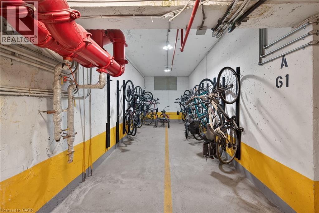700 Dynes Road Unit# 904, Burlington, ON - Indoor Photo Showing Garage