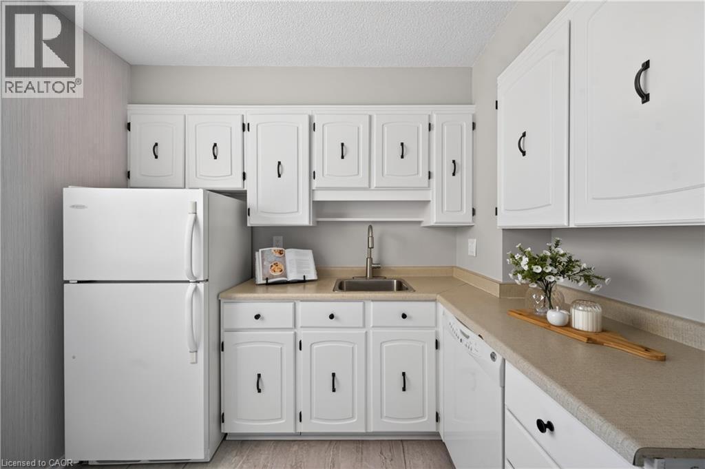 700 Dynes Road Unit# 904, Burlington, ON - Indoor Photo Showing Kitchen