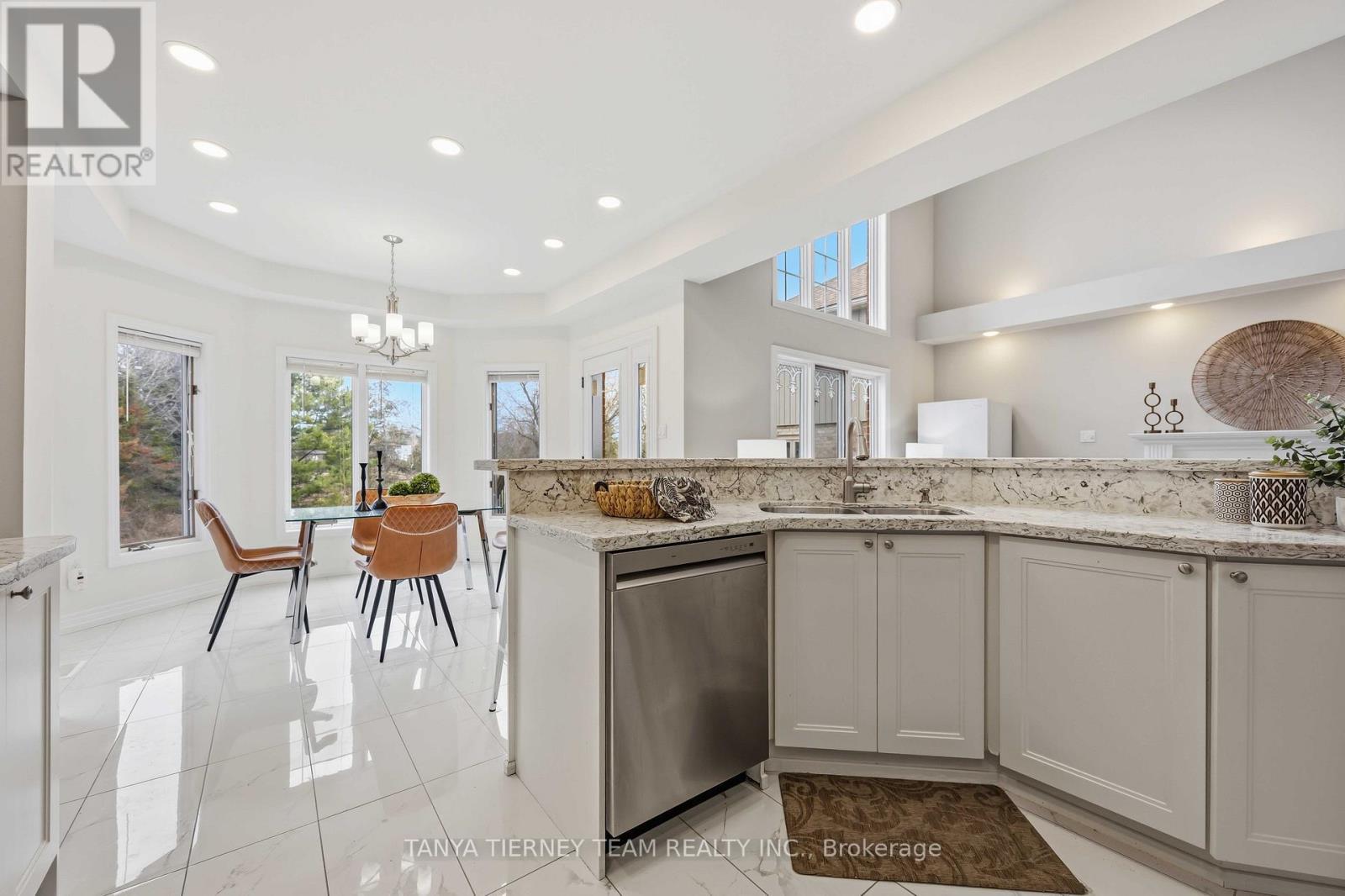 467 Oakwood Drive, Pickering, ON - Indoor Photo Showing Kitchen With Upgraded Kitchen