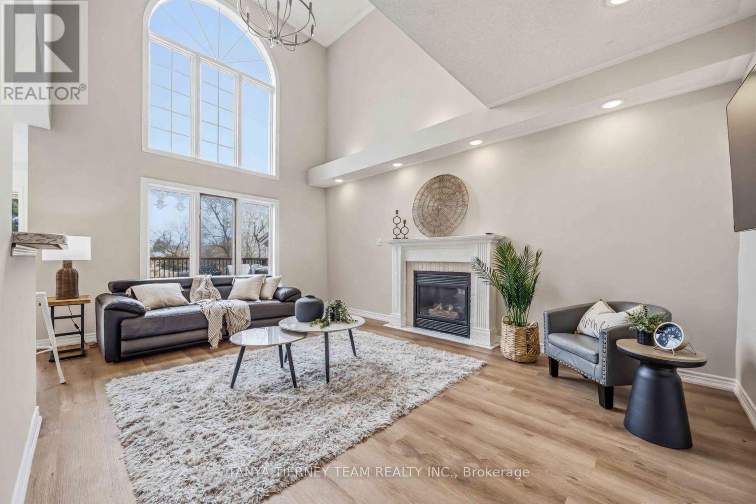 467 Oakwood Drive, Pickering, ON - Indoor Photo Showing Living Room With Fireplace