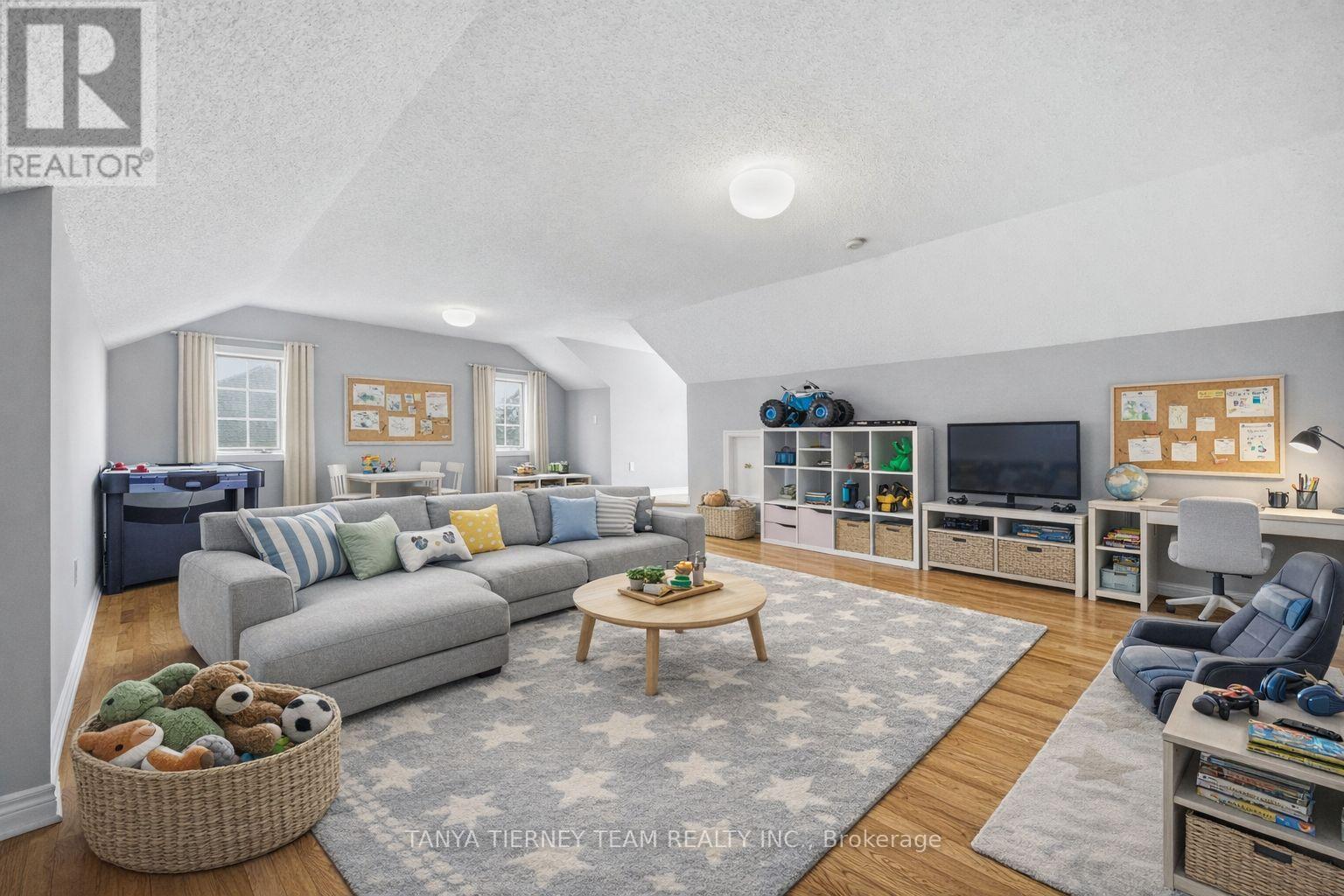 467 Oakwood Drive, Pickering, ON - Indoor Photo Showing Living Room