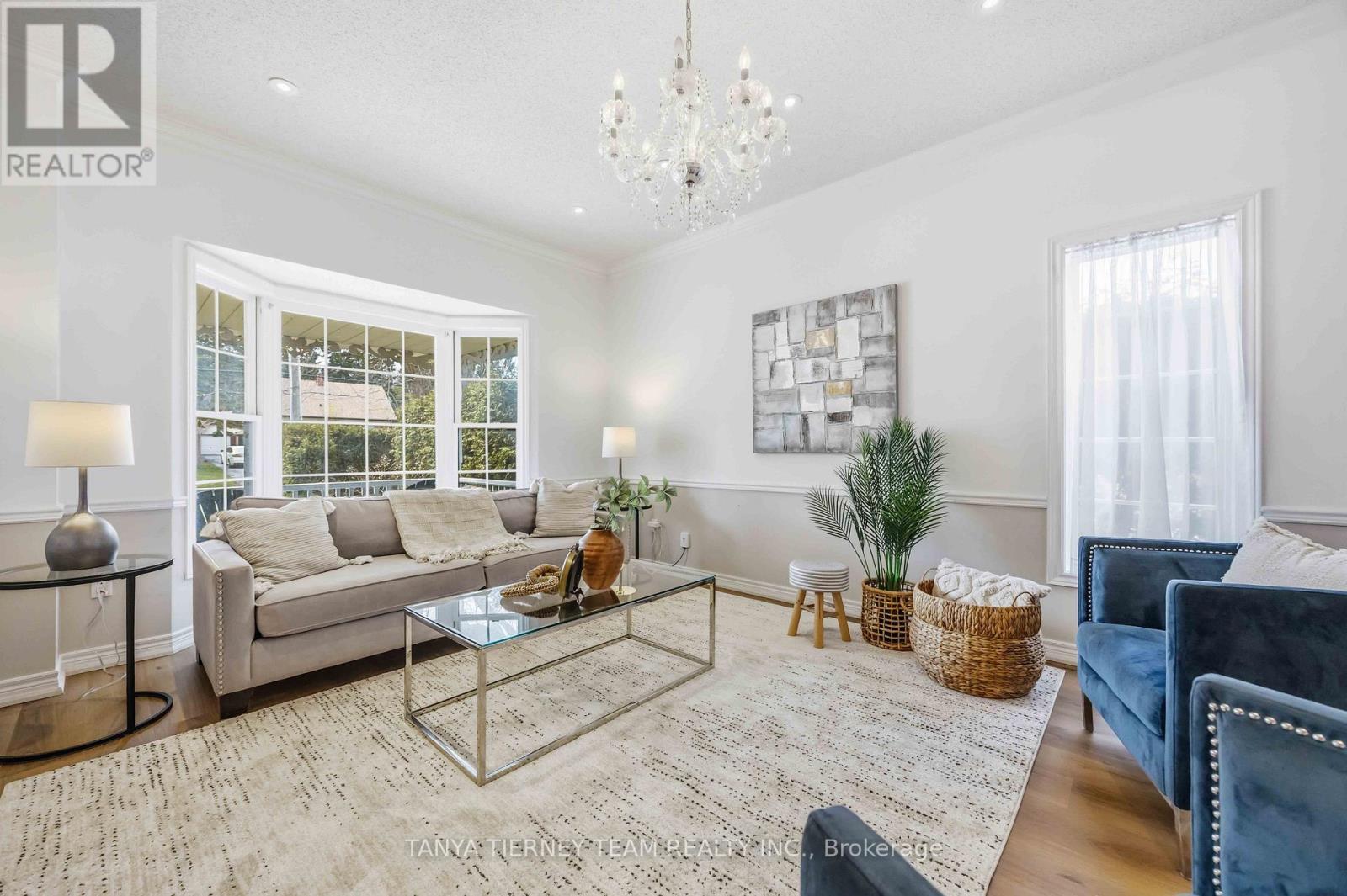 467 Oakwood Drive, Pickering, ON - Indoor Photo Showing Living Room