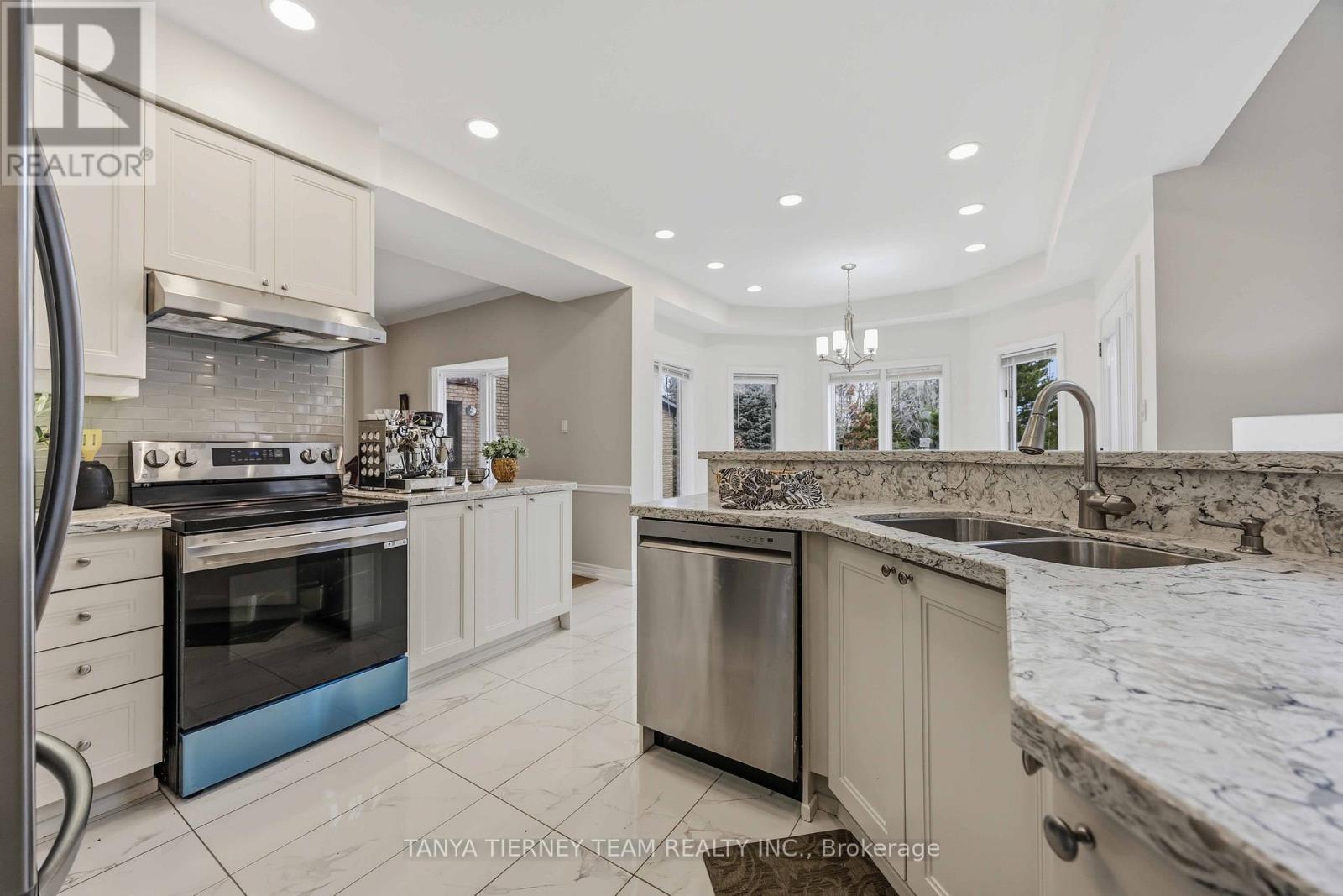 467 Oakwood Drive, Pickering, ON - Indoor Photo Showing Kitchen With Stainless Steel Kitchen With Double Sink With Upgraded Kitchen