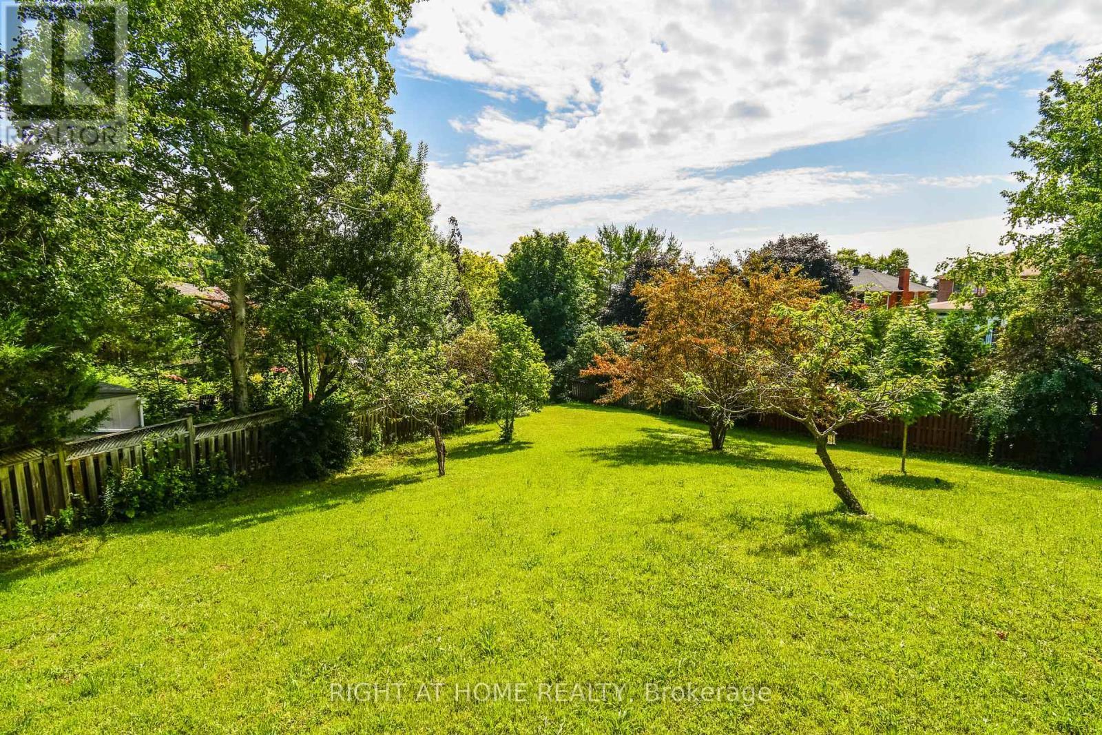 11 Thackeray Crescent, Barrie, ON - Outdoor
