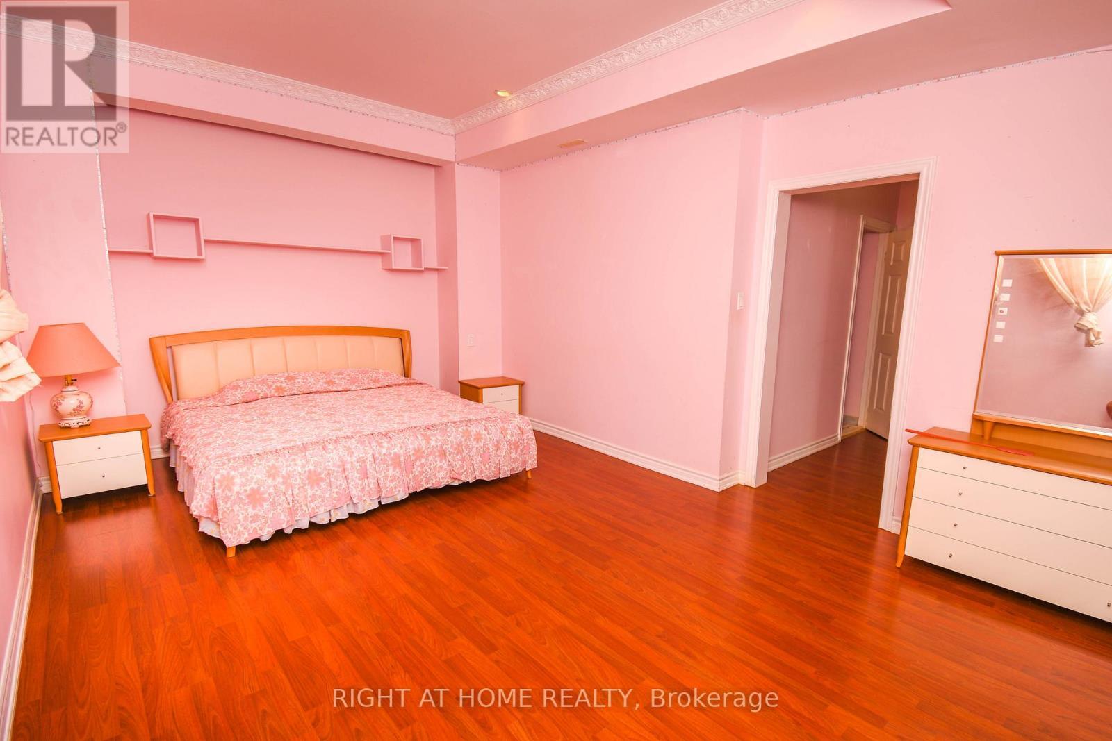 11 Thackeray Crescent, Barrie, ON - Indoor Photo Showing Bedroom