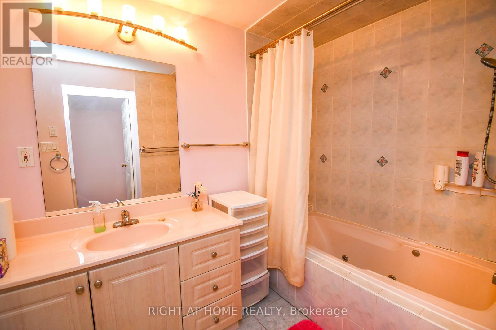 11 Thackeray Crescent, Barrie, ON - Indoor Photo Showing Bathroom