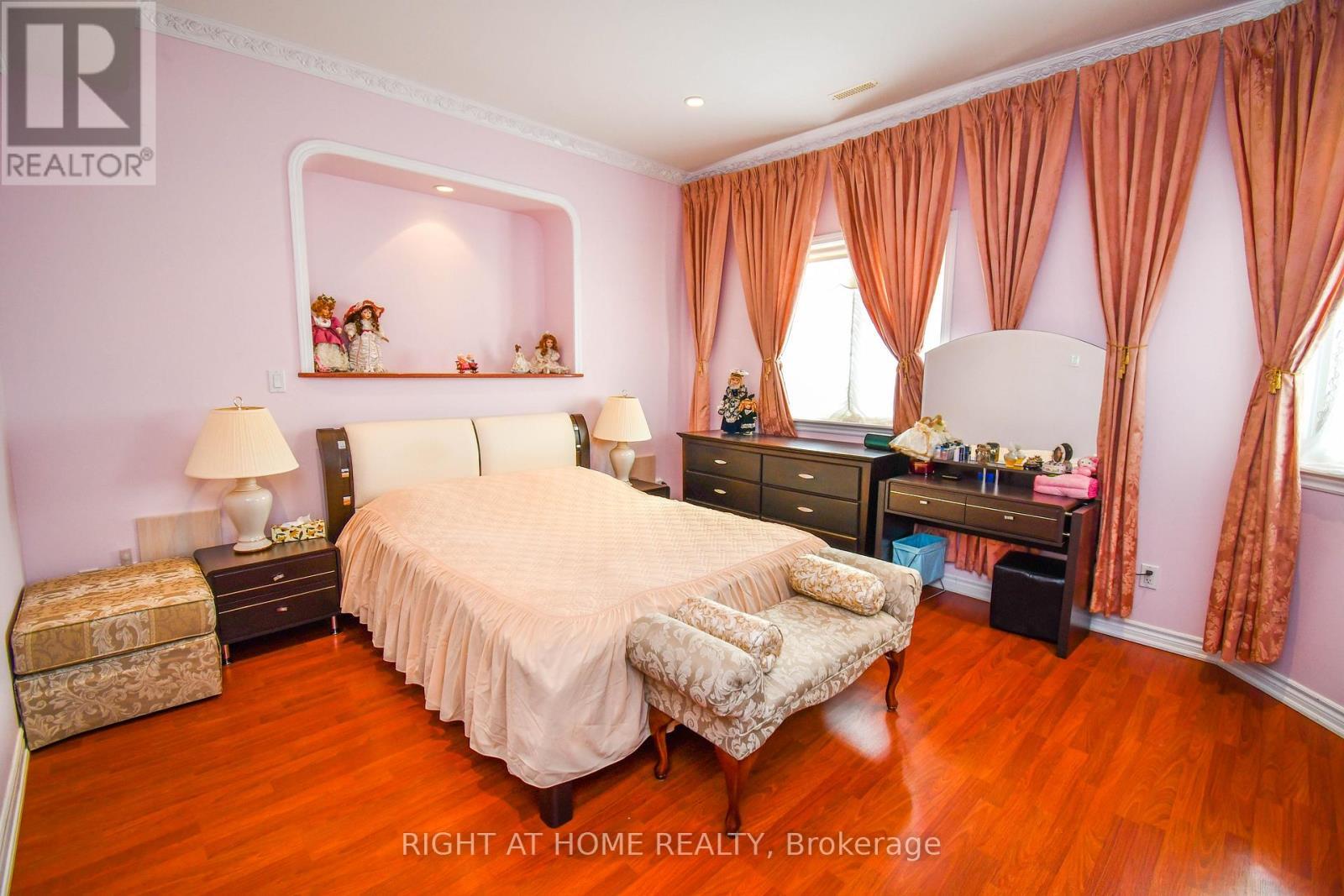 11 Thackeray Crescent, Barrie, ON - Indoor Photo Showing Bedroom
