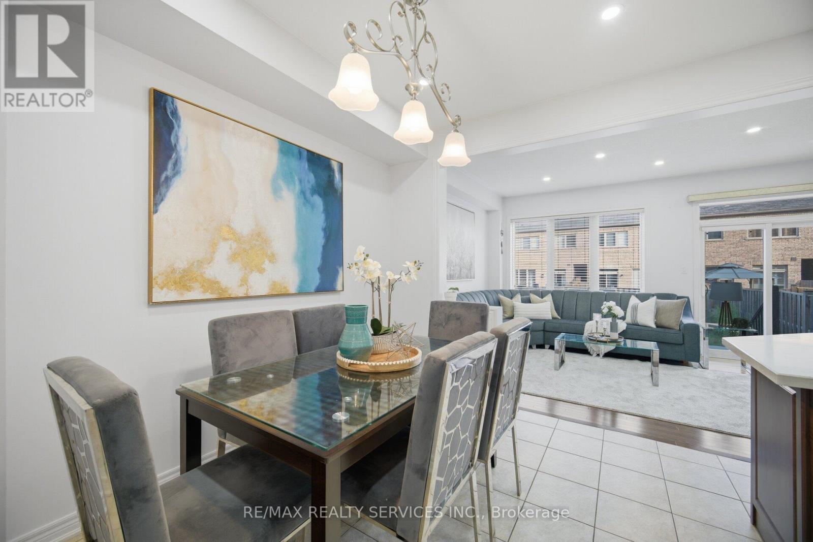 18 Seedland Crescent, Brampton, ON - Indoor Photo Showing Dining Room