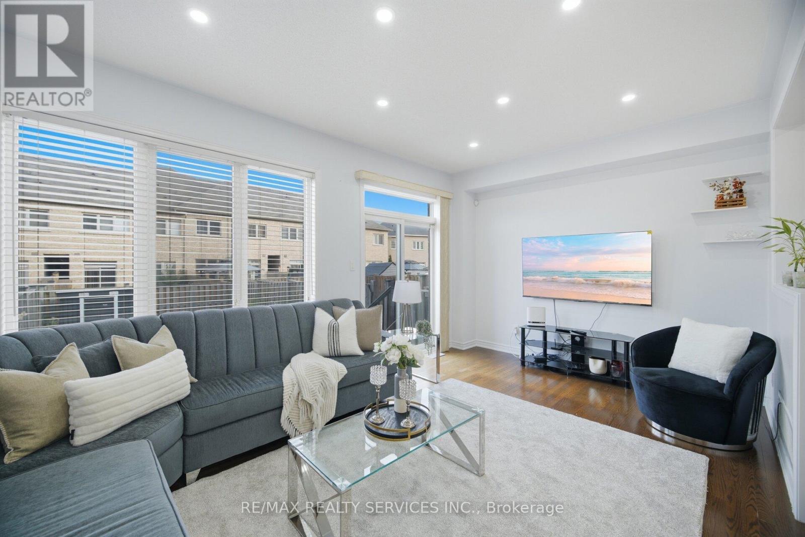 18 Seedland Crescent, Brampton, ON - Indoor Photo Showing Living Room