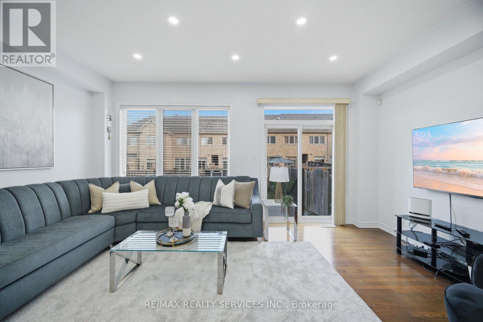 18 Seedland Crescent, Brampton, ON - Indoor Photo Showing Living Room