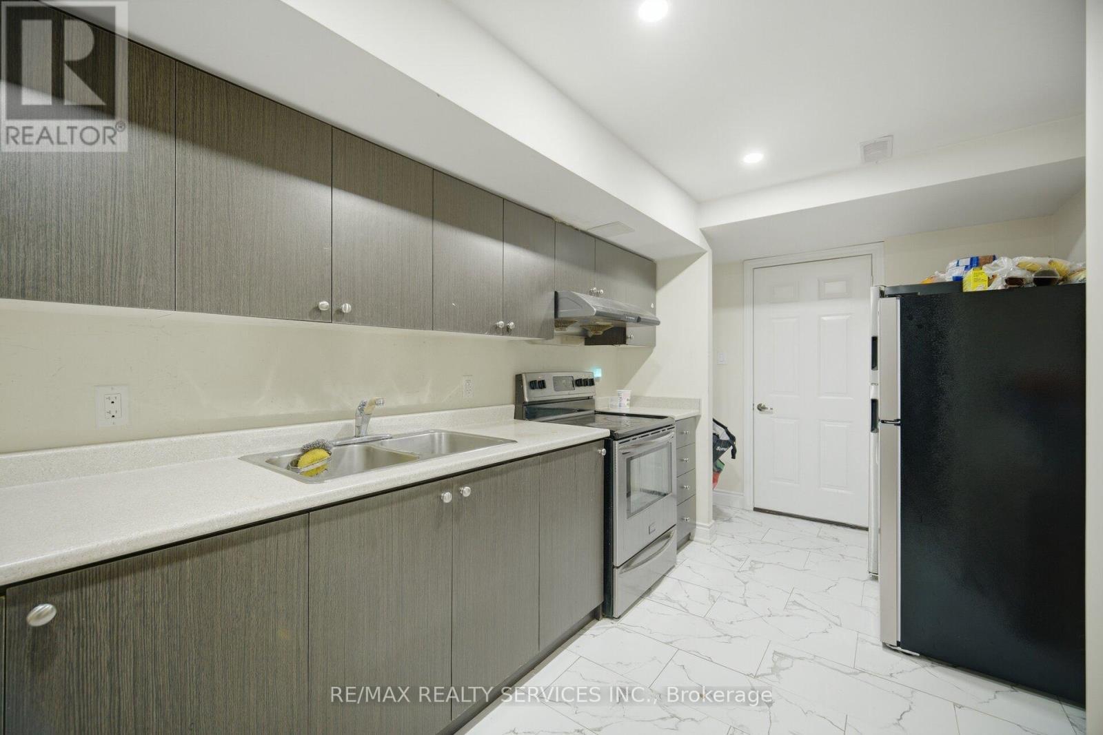 18 Seedland Crescent, Brampton, ON - Indoor Photo Showing Kitchen With Double Sink