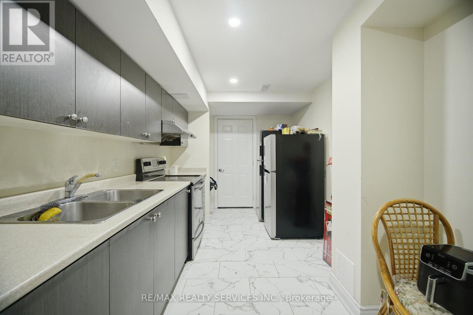 18 Seedland Crescent, Brampton, ON - Indoor Photo Showing Kitchen With Double Sink