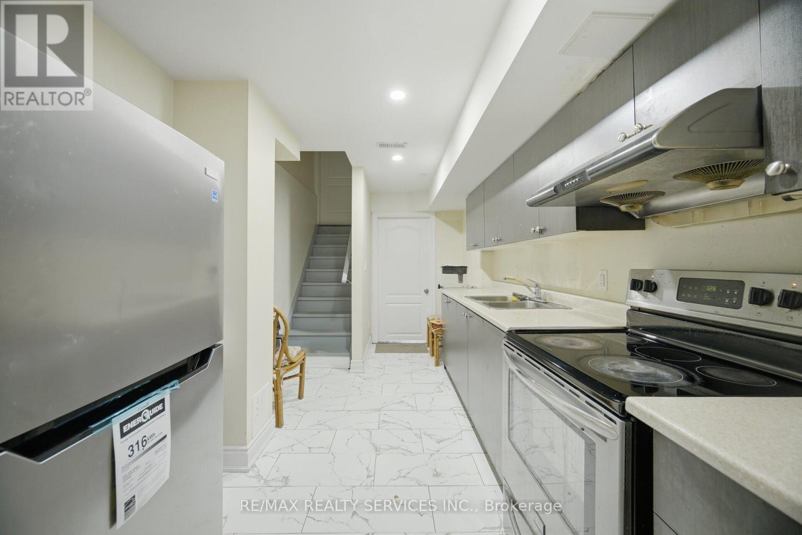 18 Seedland Crescent, Brampton, ON - Indoor Photo Showing Kitchen With Double Sink