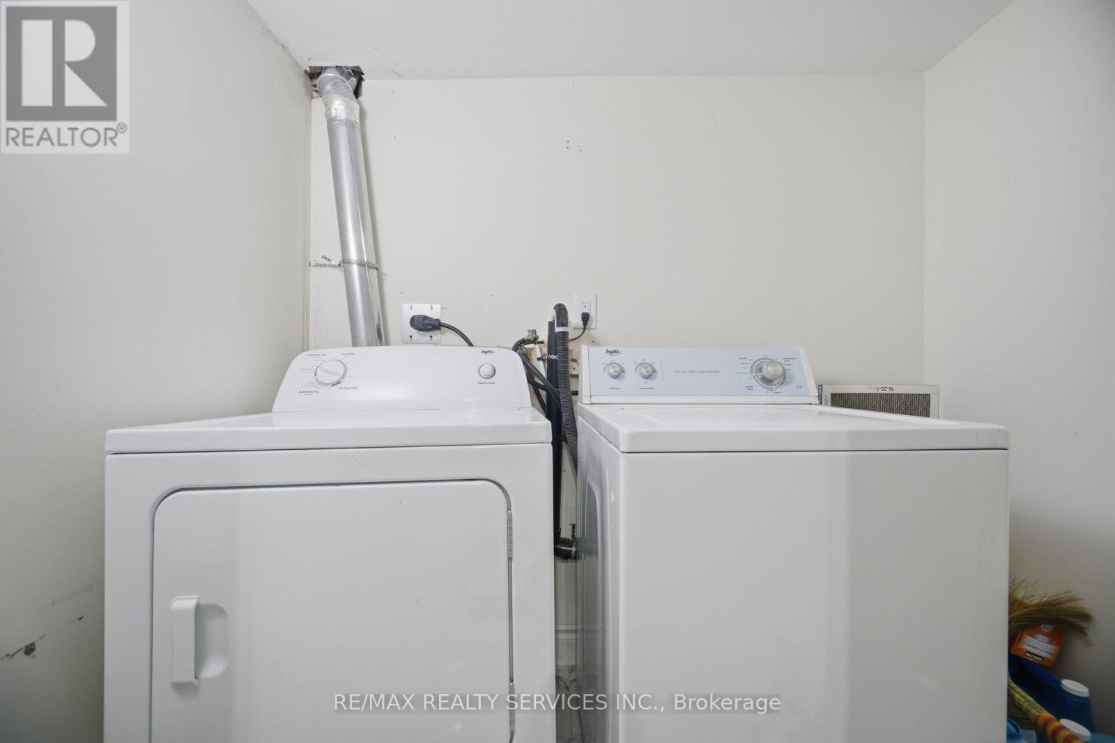 18 Seedland Crescent, Brampton, ON - Indoor Photo Showing Laundry Room