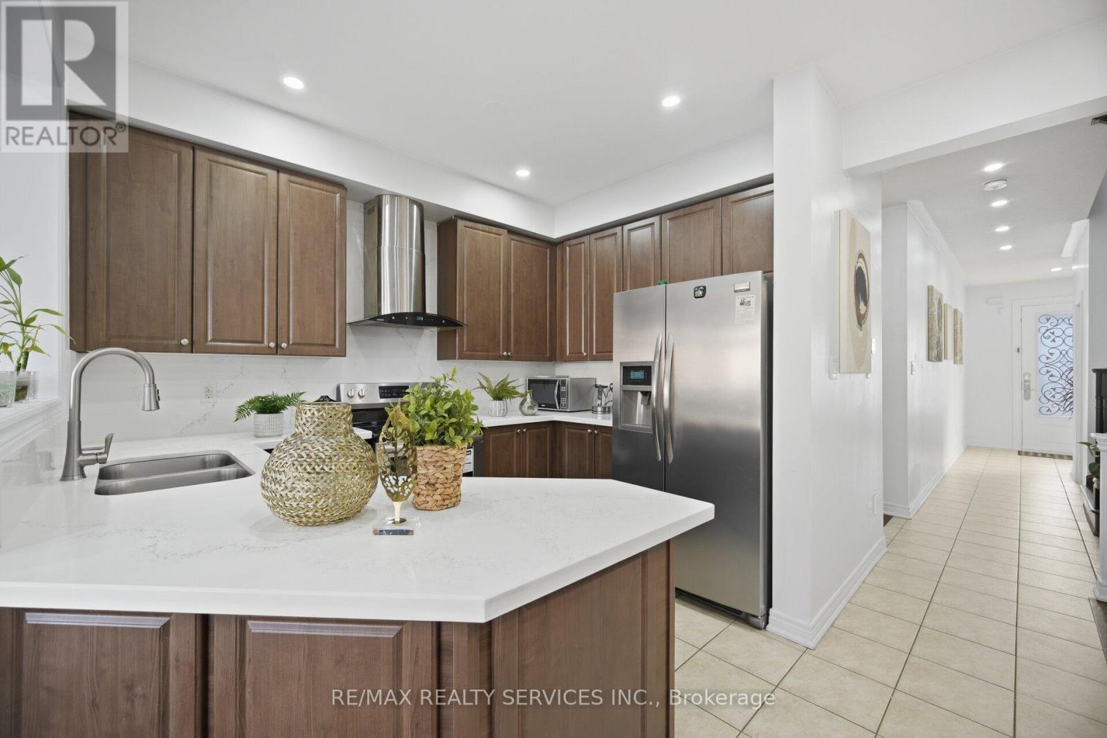 18 Seedland Crescent, Brampton, ON - Indoor Photo Showing Kitchen With Double Sink