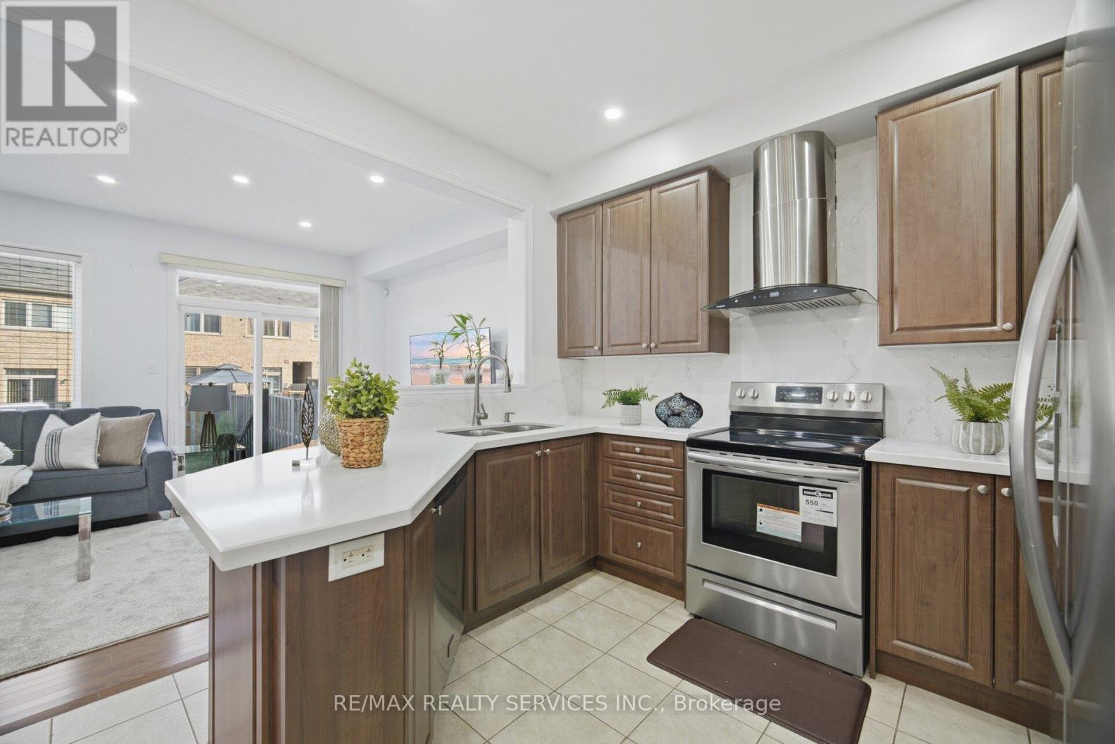 18 Seedland Crescent, Brampton, ON - Indoor Photo Showing Kitchen