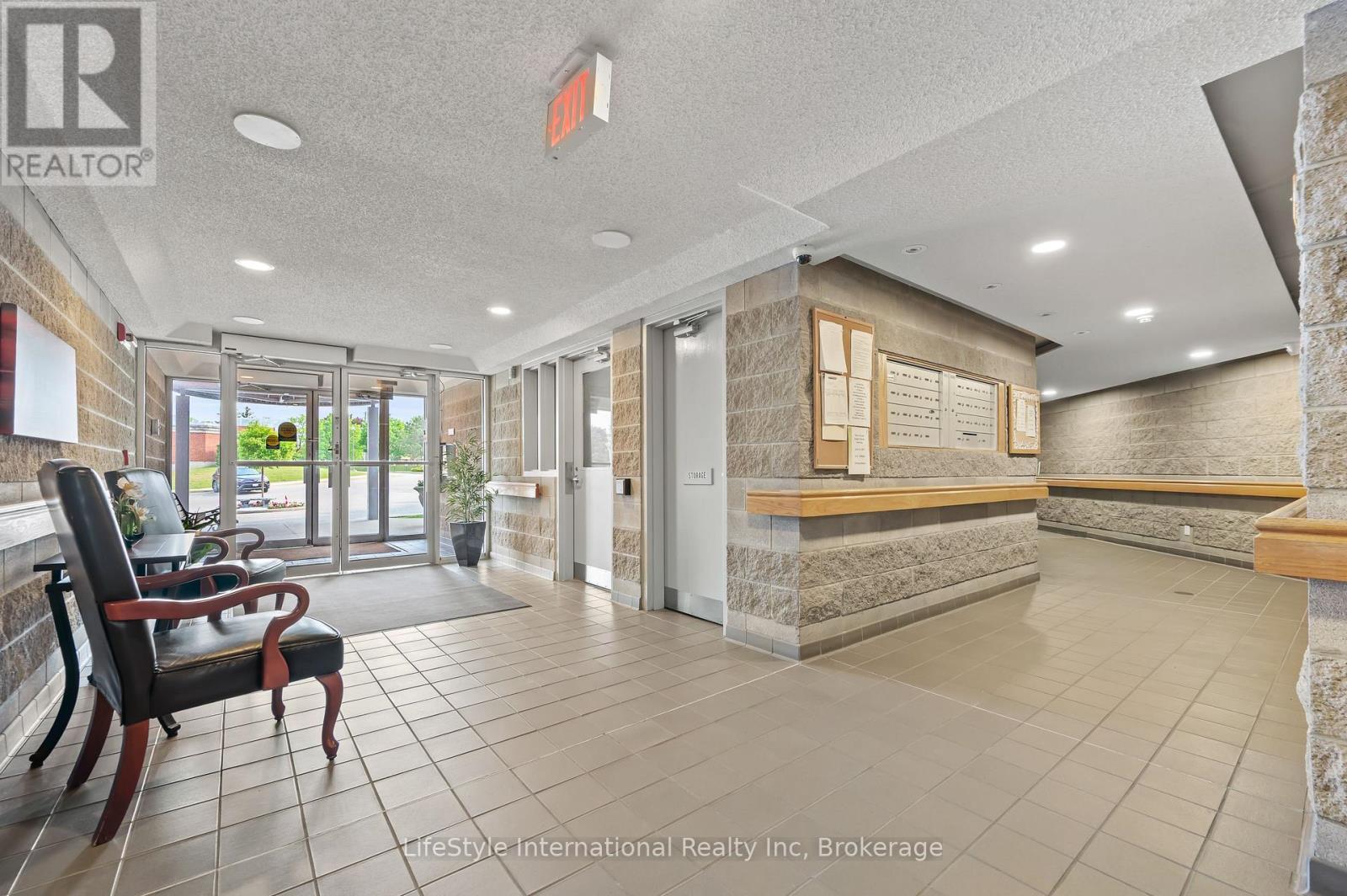 Front vestibule area/lobby - 306 - 208 Silvercreek Parkway N, Guelph (Junction/Onward Willow), ON - Indoor Photo Showing Other Room
