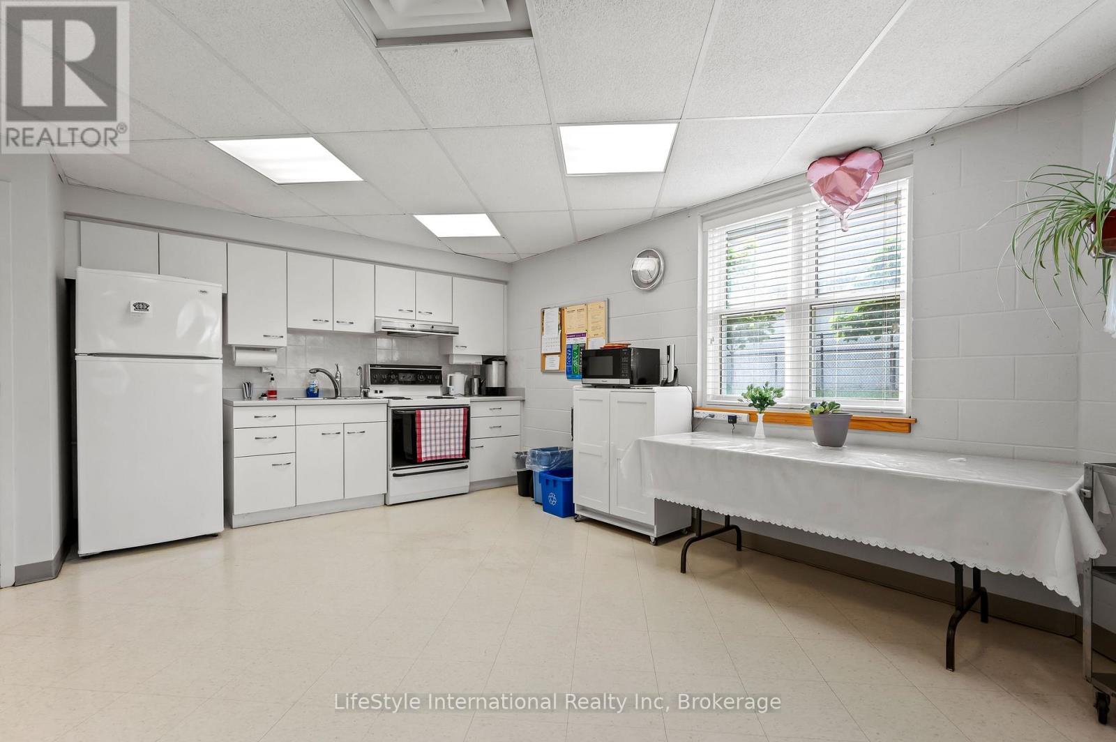 Common Room for Games, Movie Nights, Gatherings - 306 - 208 Silvercreek Parkway N, Guelph (Junction/Onward Willow), ON - Indoor Photo Showing Kitchen