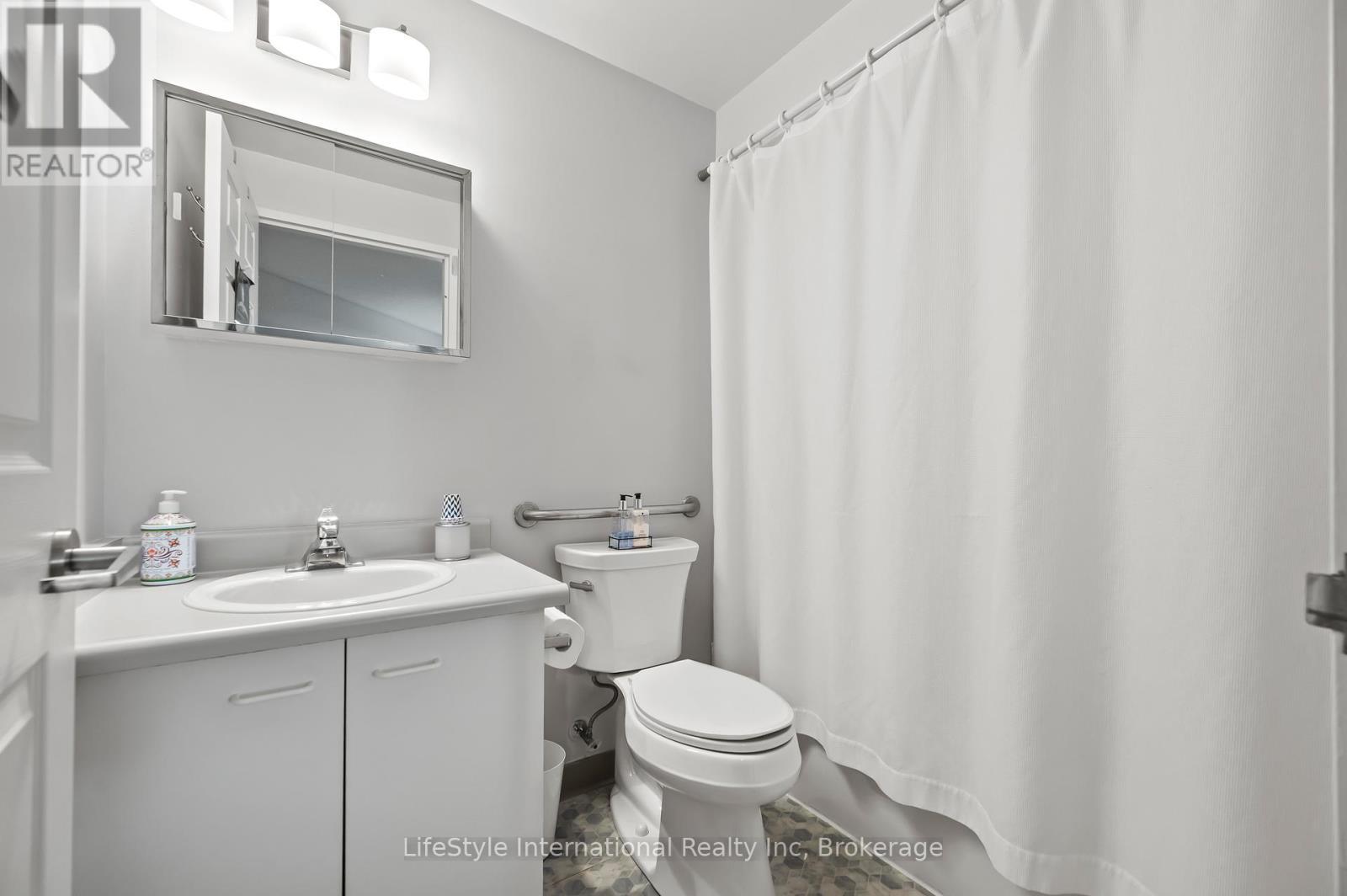 Guest suite $25/night with bedroom, TV & ensuite - 306 - 208 Silvercreek Parkway N, Guelph (Junction/Onward Willow), ON - Indoor Photo Showing Bathroom