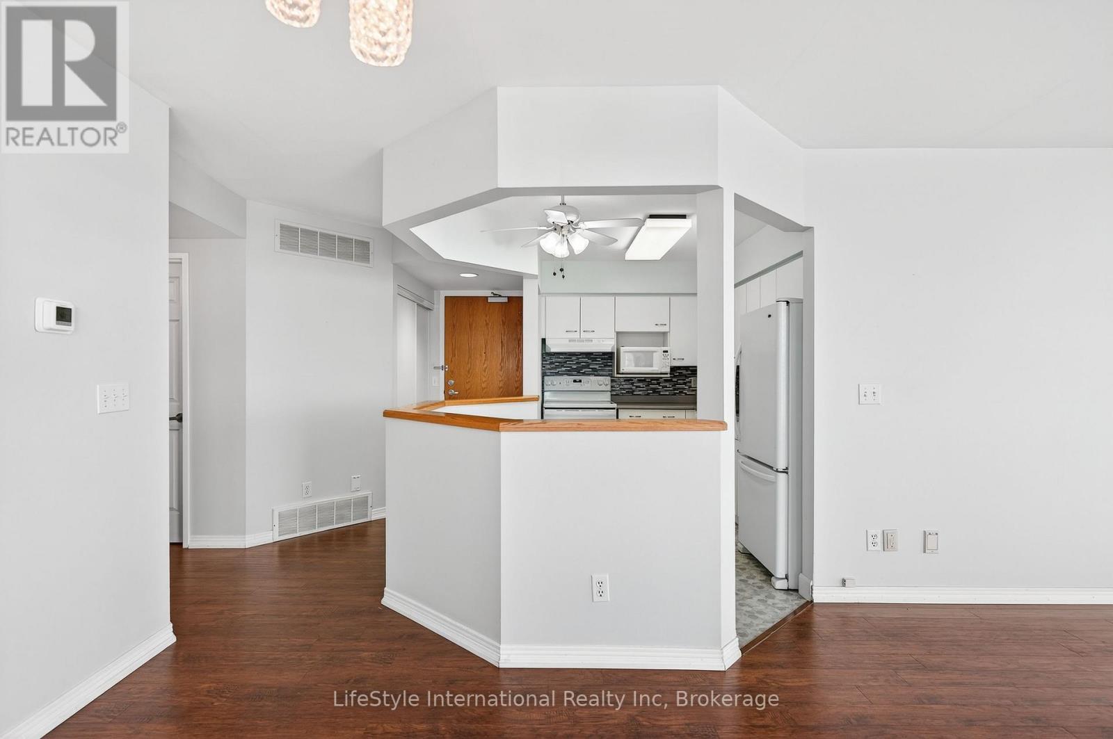 306 - 208 Silvercreek Parkway N, Guelph (Junction/Onward Willow), ON - Indoor Photo Showing Kitchen