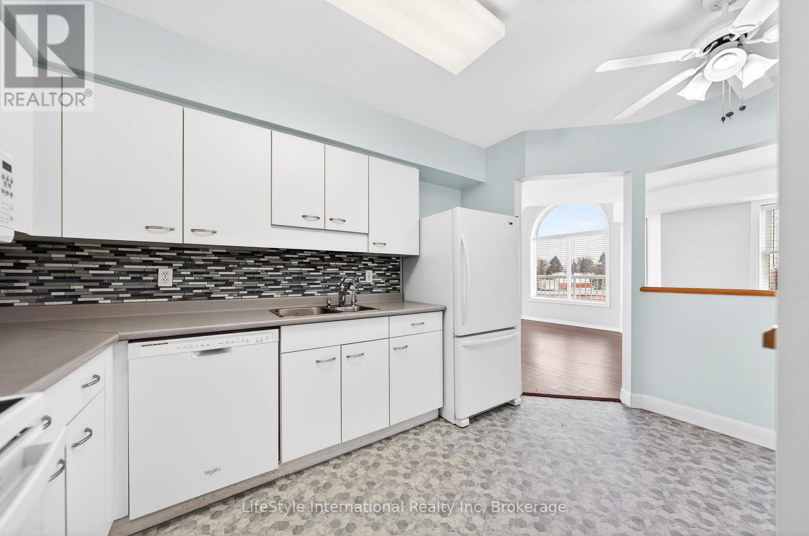 306 - 208 Silvercreek Parkway N, Guelph (Junction/Onward Willow), ON - Indoor Photo Showing Kitchen With Double Sink