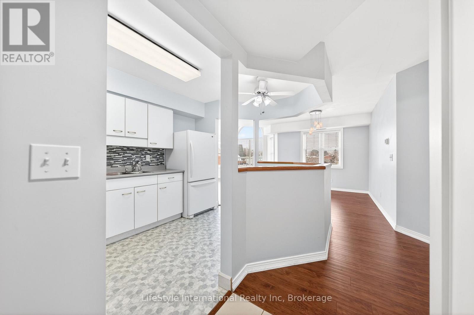 306 - 208 Silvercreek Parkway N, Guelph (Junction/Onward Willow), ON - Indoor Photo Showing Kitchen