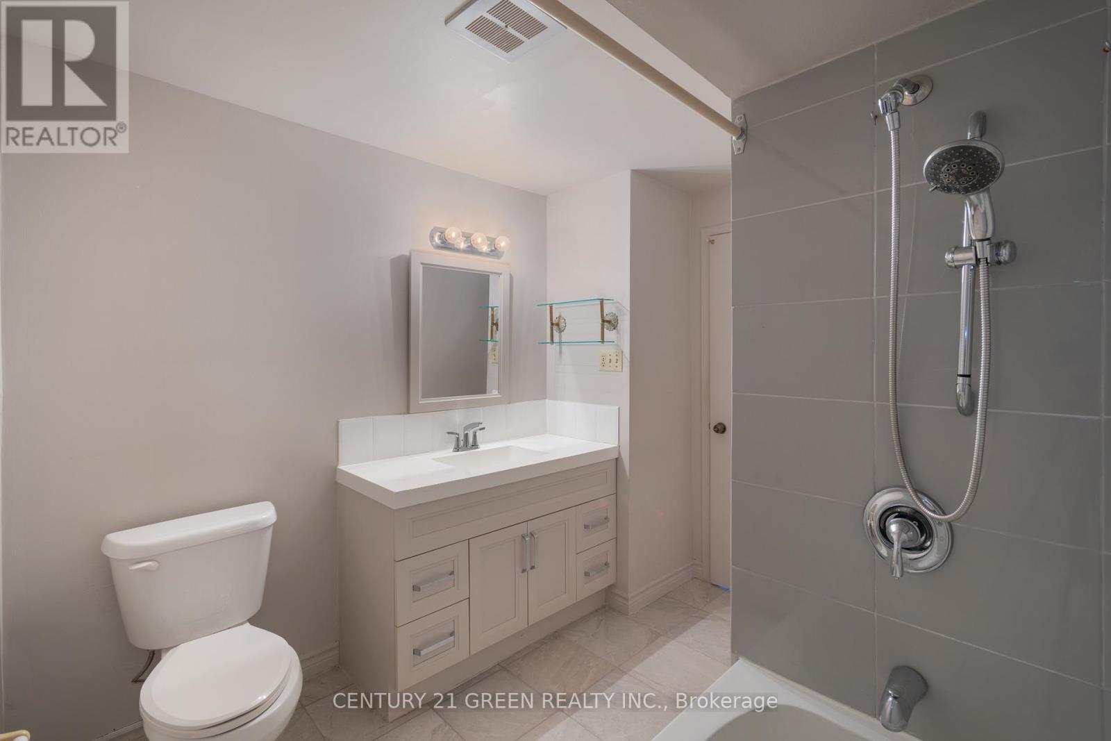 Main Bathroom - 729 West 5Th Street, Hamilton, ON - Indoor Photo Showing Bathroom