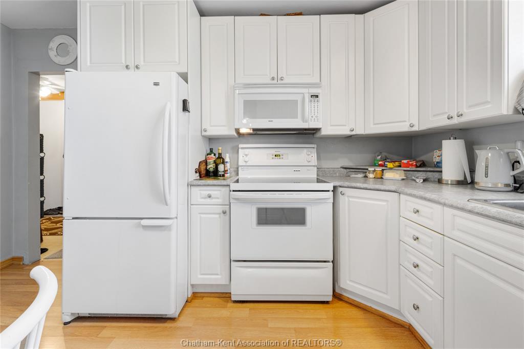 410 Mcnaughton Avenue East, Chatham, ON - Indoor Photo Showing Kitchen