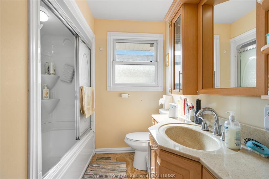 410 Mcnaughton Avenue East, Chatham, ON - Indoor Photo Showing Bathroom