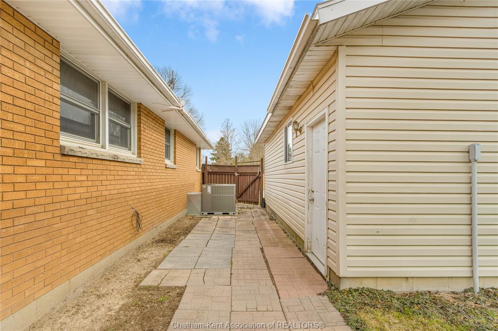 410 Mcnaughton Avenue East, Chatham, ON - Outdoor With Exterior
