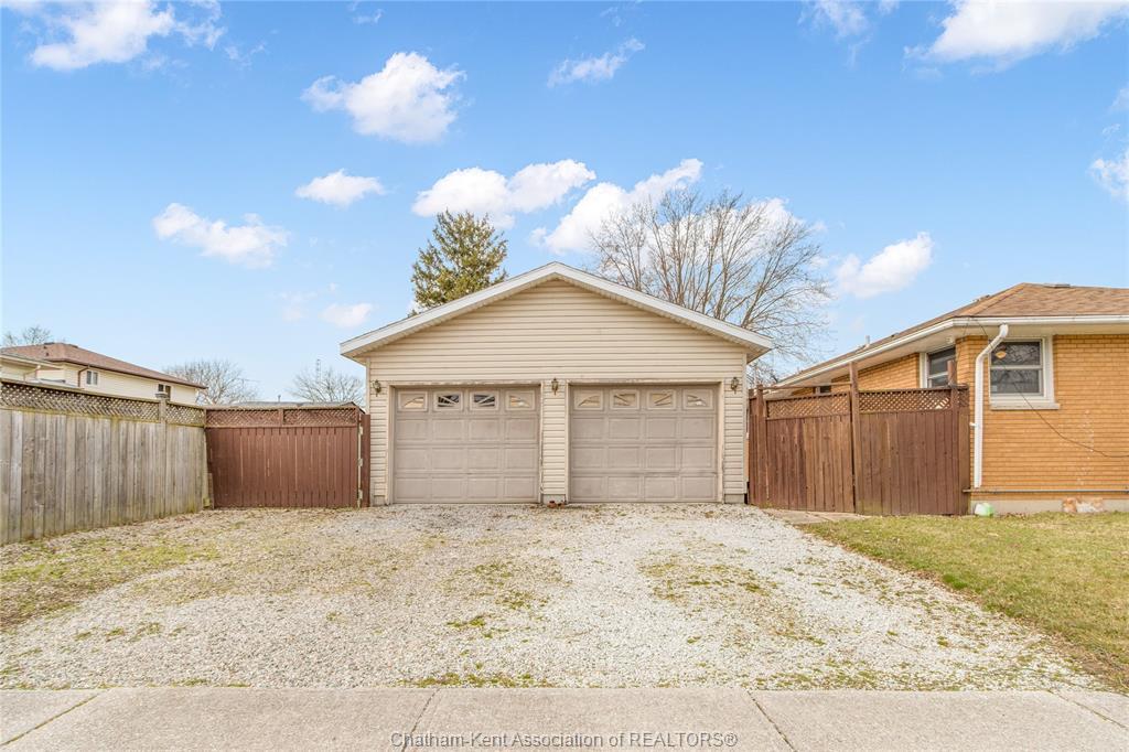 410 Mcnaughton Avenue East, Chatham, ON - Outdoor With Exterior