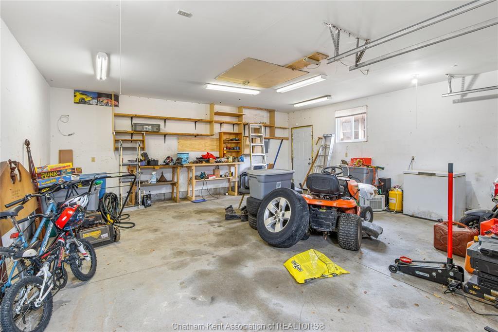 410 Mcnaughton Avenue East, Chatham, ON - Indoor Photo Showing Garage