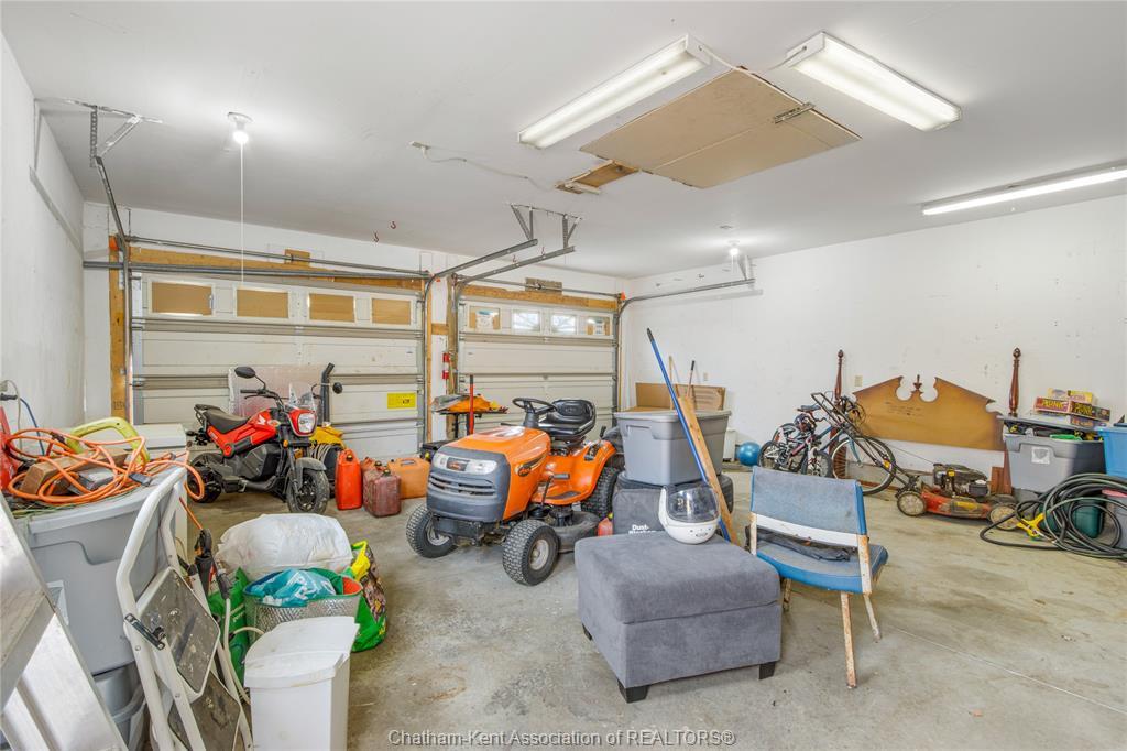 410 Mcnaughton Avenue East, Chatham, ON - Indoor Photo Showing Garage