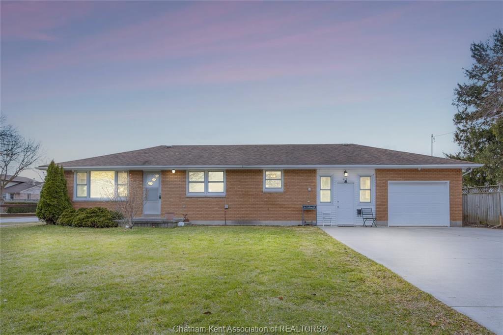 410 Mcnaughton Avenue East, Chatham, ON - Outdoor With Facade