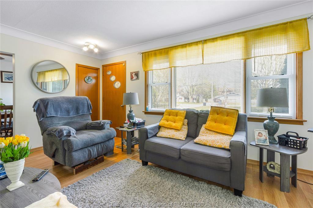 410 Mcnaughton Avenue East, Chatham, ON - Indoor Photo Showing Living Room