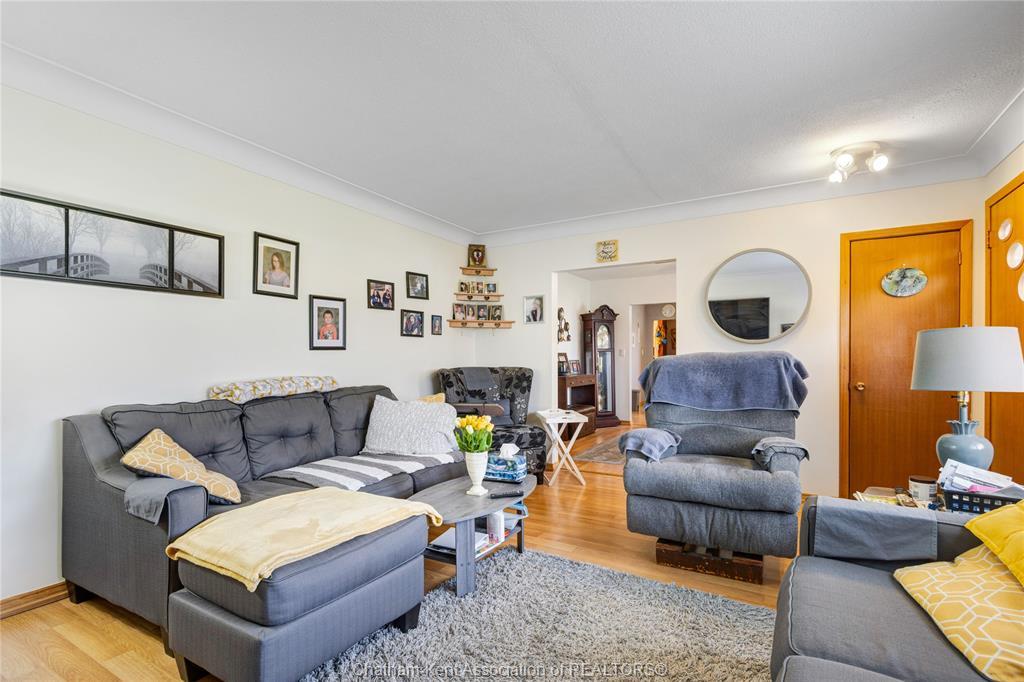 410 Mcnaughton Avenue East, Chatham, ON - Indoor Photo Showing Living Room