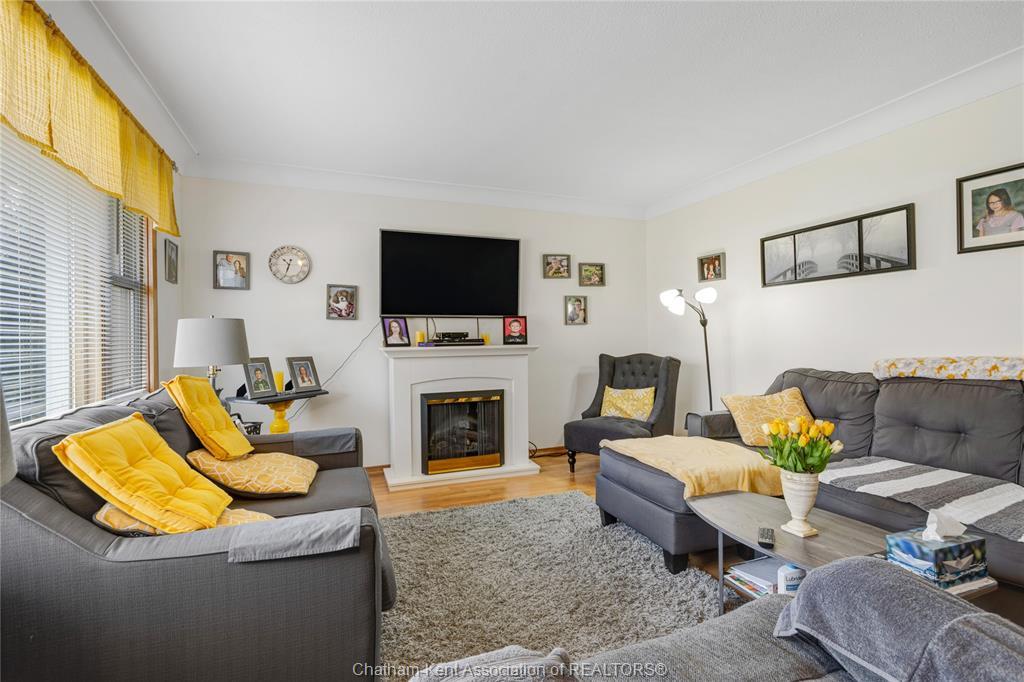 410 Mcnaughton Avenue East, Chatham, ON - Indoor Photo Showing Living Room With Fireplace