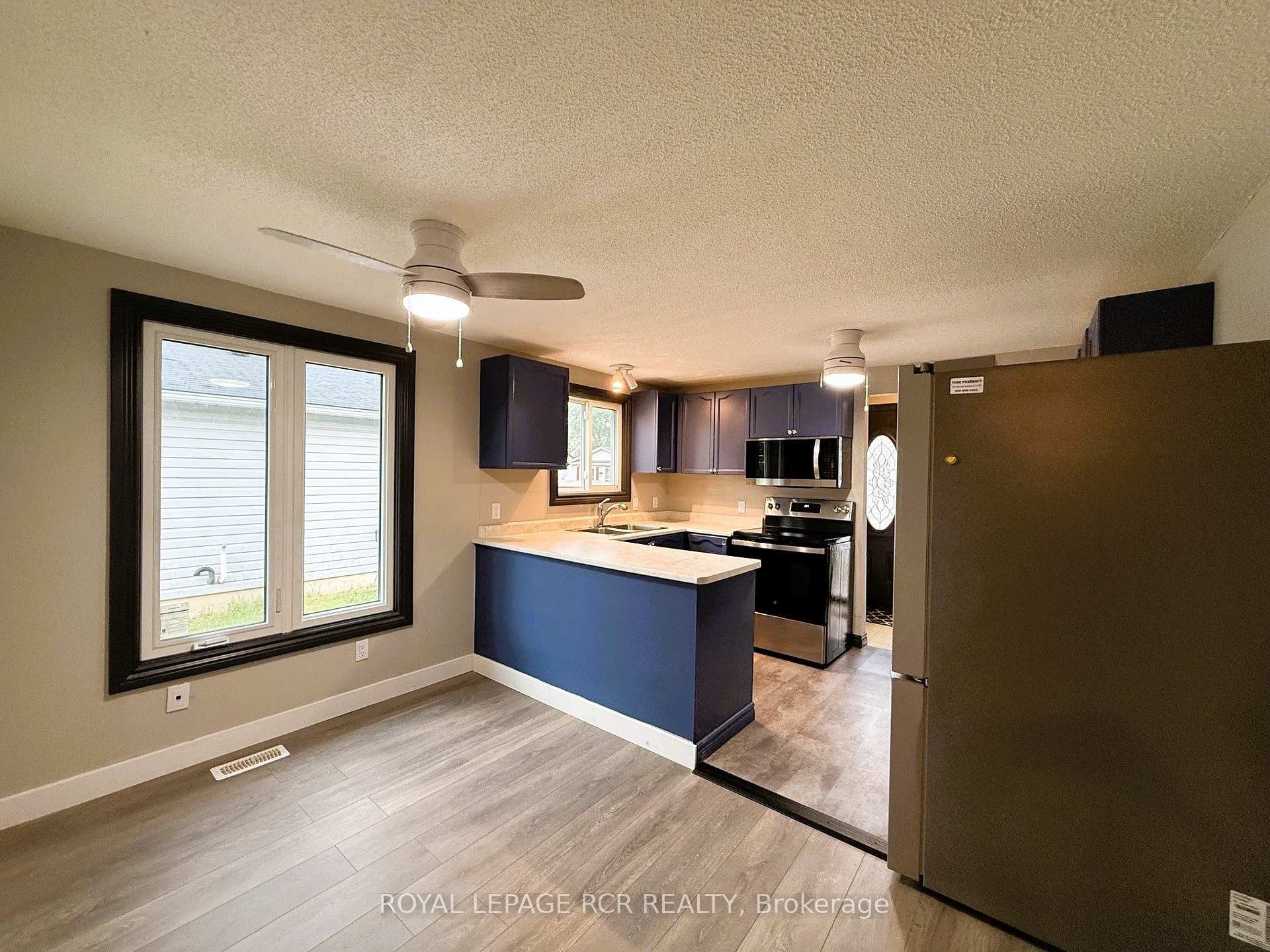 38 Royal Oak Drive, Innisfil, ON - Indoor Photo Showing Kitchen With Double Sink