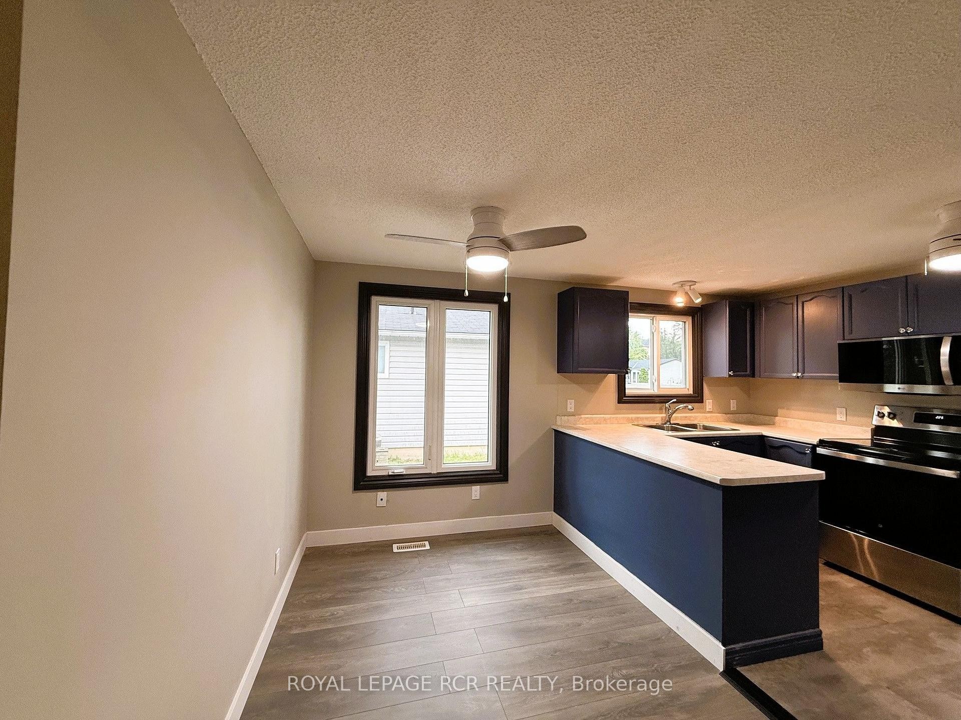 38 Royal Oak Drive, Innisfil, ON - Indoor Photo Showing Kitchen With Double Sink