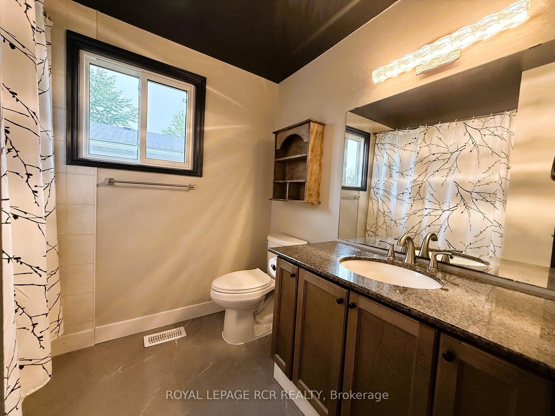 38 Royal Oak Drive, Innisfil, ON - Indoor Photo Showing Bathroom