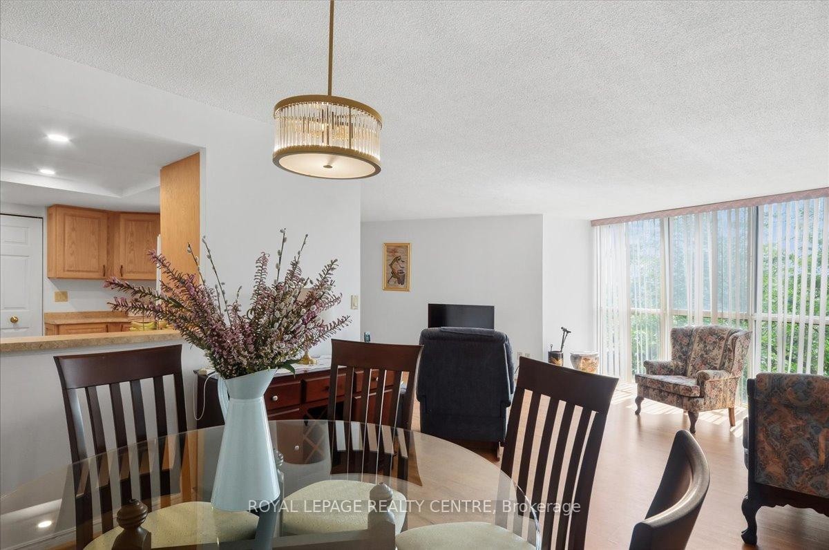 410-1360 Rathburn Road E, Mississauga, ON - Indoor Photo Showing Dining Room