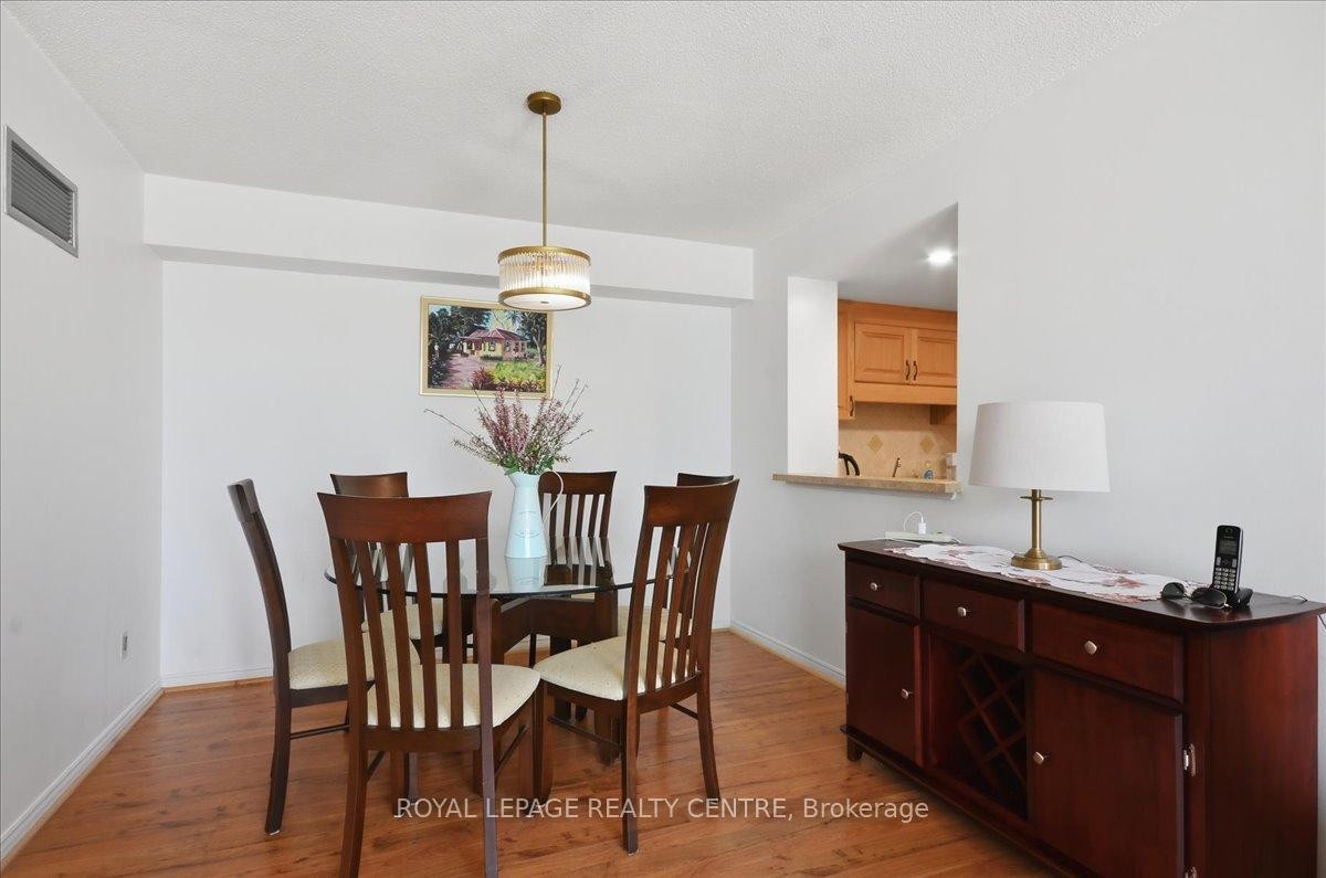 410-1360 Rathburn Road E, Mississauga, ON - Indoor Photo Showing Dining Room