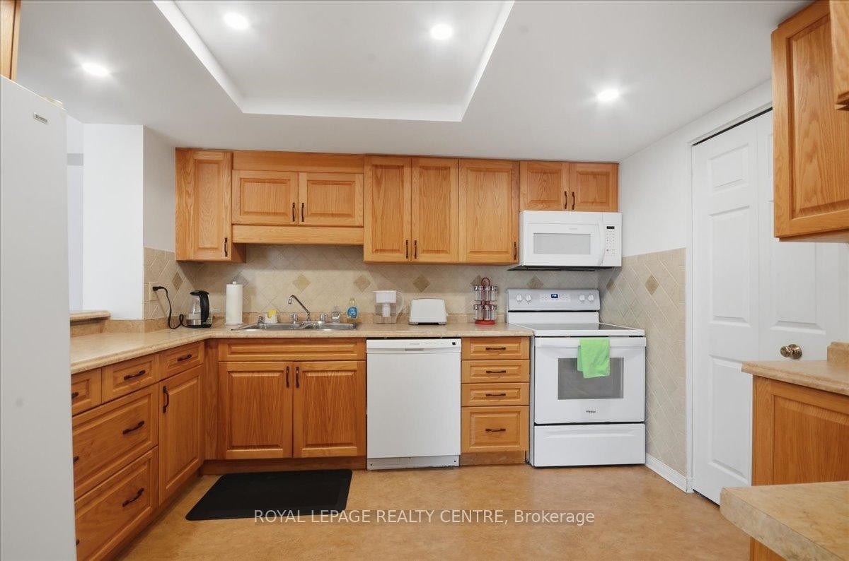 410-1360 Rathburn Road E, Mississauga, ON - Indoor Photo Showing Kitchen With Double Sink