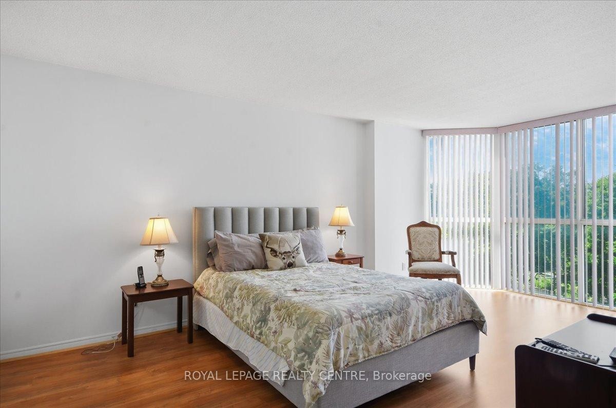 410-1360 Rathburn Road E, Mississauga, ON - Indoor Photo Showing Bedroom