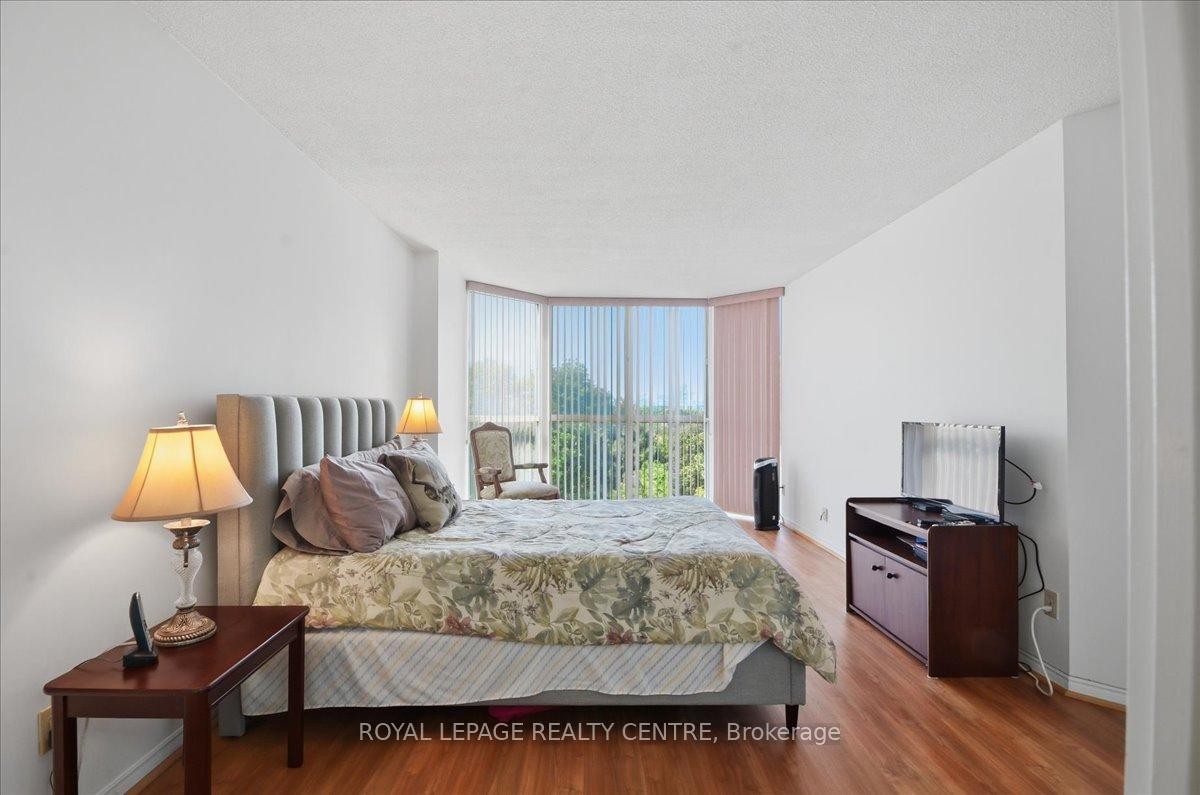 410-1360 Rathburn Road E, Mississauga, ON - Indoor Photo Showing Bedroom