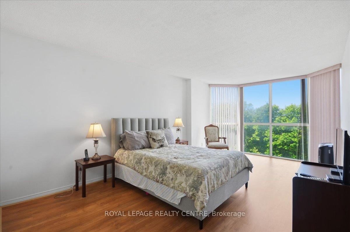 410-1360 Rathburn Road E, Mississauga, ON - Indoor Photo Showing Bedroom