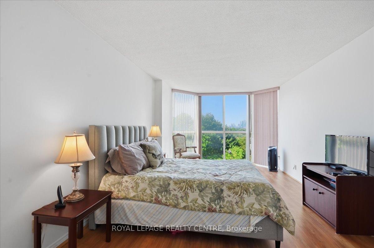 410-1360 Rathburn Road E, Mississauga, ON - Indoor Photo Showing Bedroom