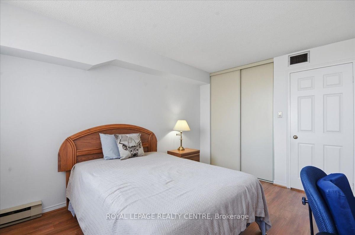 410-1360 Rathburn Road E, Mississauga, ON - Indoor Photo Showing Bedroom